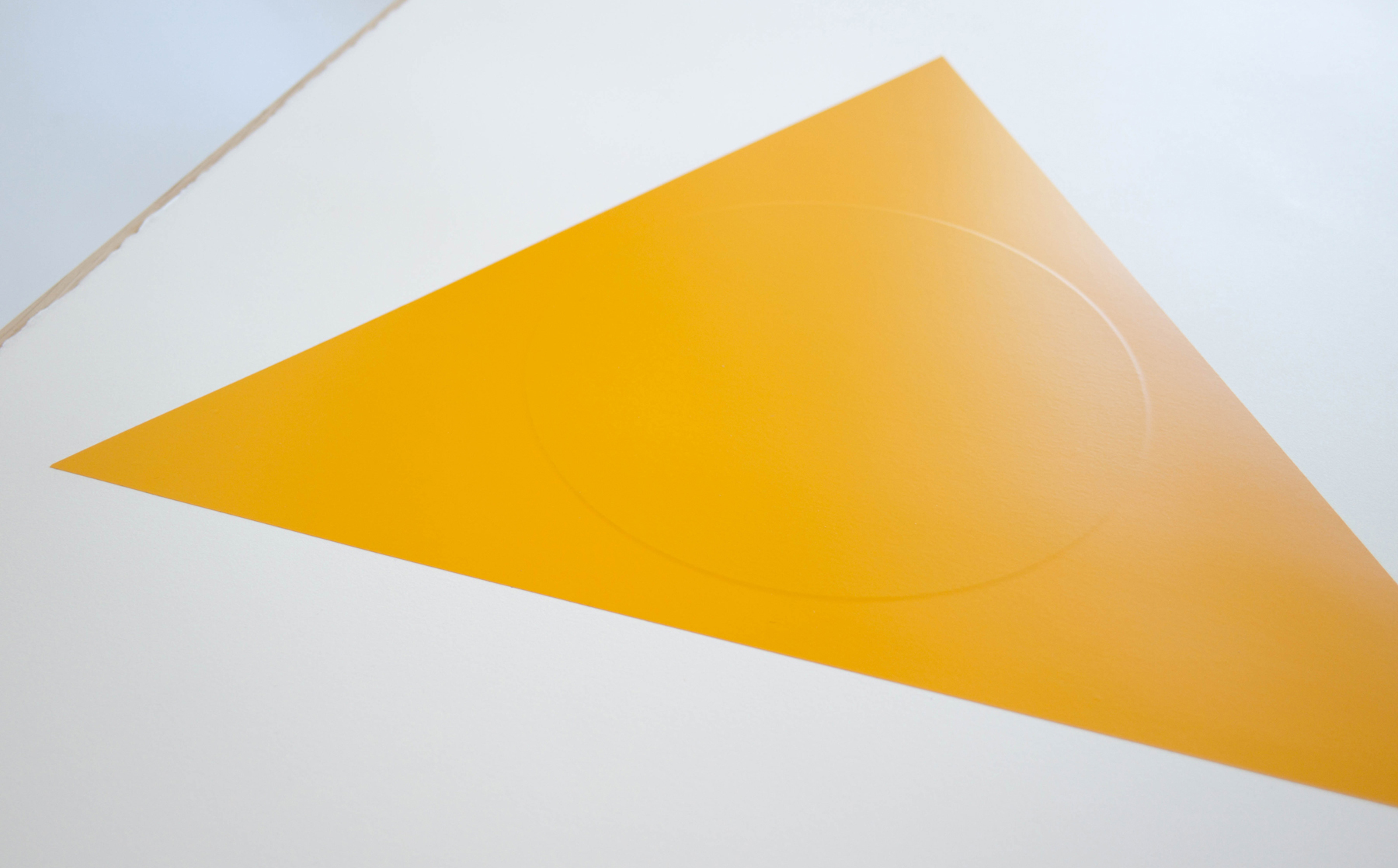 Bright-yellow-cirkel-under-yellow-triangle-2